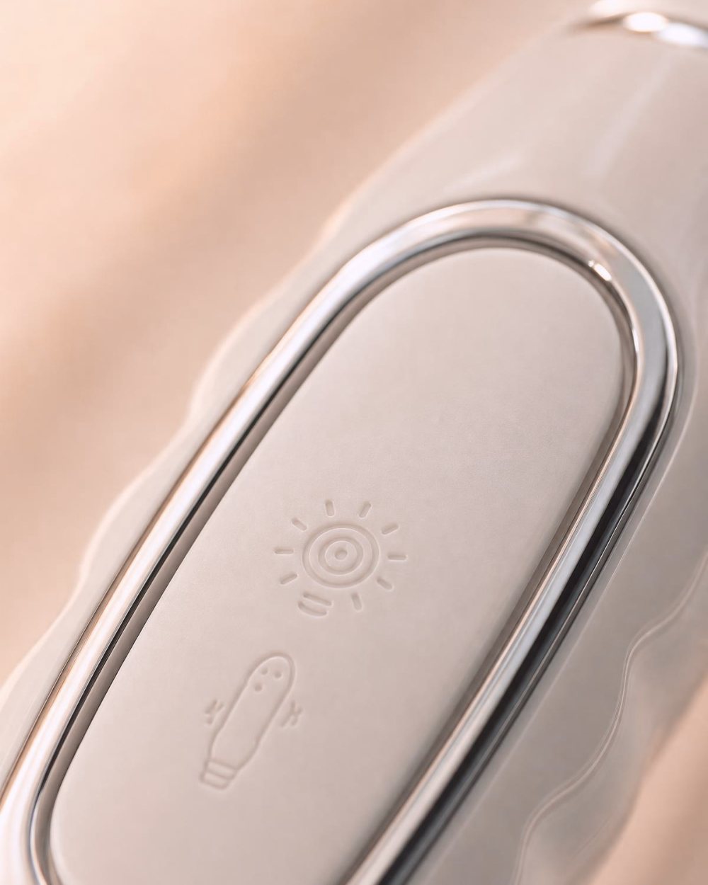 Close-up of the Solene handle with its light and vibration controls